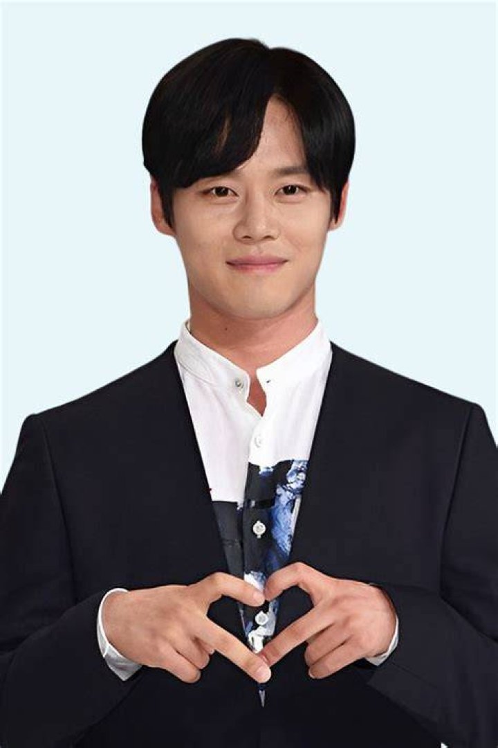 Han Joo-wan Biography, Age, Height, Wife, Net Worth, Family