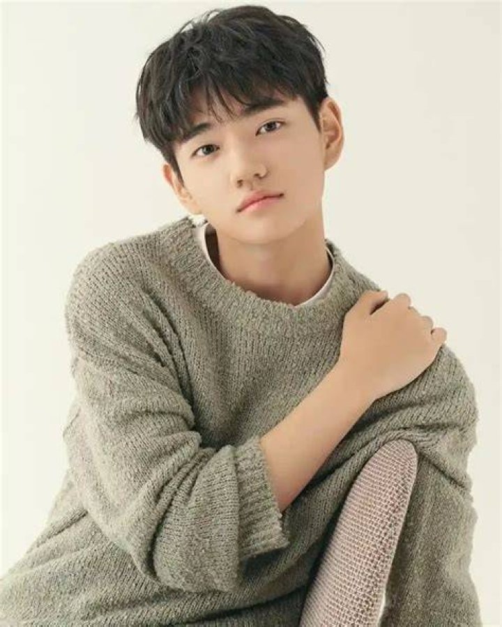 Kim Kang-hoon Biography, Age, Height, Wife, Net Worth, Family