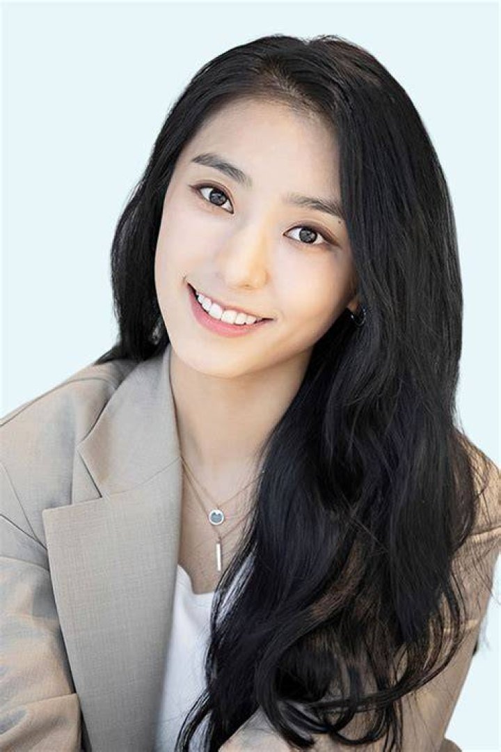 Yoon Bo-ra Biography, Age, Height, Husband, Net Worth, Family